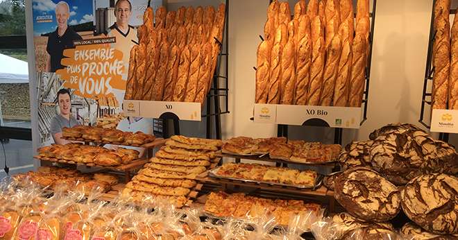 La signature du contrat entre Vivescia et le moulin de Signy-l’Abbaye s’accompagne, en plus de la livraison de 10 000 t d’Apache chaque année pendant trois ans, d’une campagne de communication dans les boulangeries partenaires. Mathieu Lecourtier/Média&Ag