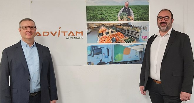Cédric Cogniez (à gauche) et Armel Lesaffre, respectivement directeur général et président d’Unéal et du groupe Advitam, dévoilent la nouvelle BU du groupe : Advitam Alimentaire. Photo : groupe Advitam