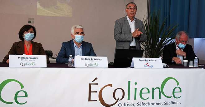 Jean-Guy Valette, maire de Genouillé (debout), a soutenu politiquement la concrétisation du projet Écolience porté par Frédéric Grünblatt et Marlène Castan (à gauche). Photo : O.Lévêque/Pixel6TM