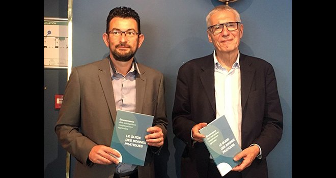 Stéphane Neck (à gauche) et Daniel Chéron, respectivement directeur et président du HCCA, ont présenté les enjeux du guide des bonnes pratiques de la gouvernance à la presse le 17 juin. Photo : HCCA