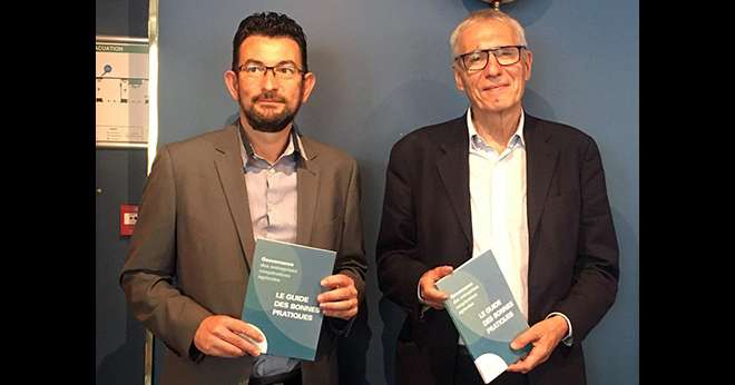 Stéphane Neck (à gauche) et Daniel Chéron, respectivement directeur et président du HCCA, ont présenté les enjeux du guide des bonnes pratiques de la gouvernance à la presse le 17 juin. Photo : HCCA