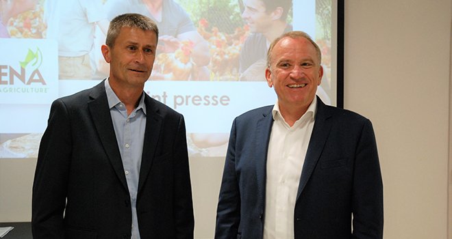 Olivier Chaillou (à gauche) et Alain Le Floch, président et directeur de la coopérative Terrena. Photo O.Lévêque/Pixel6TM