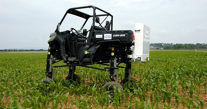 Ce quad rehaussé permet d'épandre les trichogrammes dans les maïs de plus de 1,30 m à haute vitesse. Photo : I. Aubert/PIxel6TM