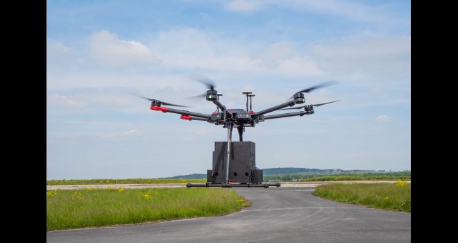 La société Artech’Drone propose une nouvelle solution mécanique de largage de trichogrammes installée sur différents vecteurs aériens, tels que le drone. Cet appareil dispose d’une capacité d’emport de 250 plaquettes pour un débit de chantier de 1ha/2 minutes. Photos : DR