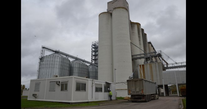 Six cellules métalliques, d’une capacité de 6750 tonnes chacune, complètent le silo existant. Le groupe Soufflet peut désormais stocker 144 000 tonnes de céréales sur le port de Metz. CP : H.Flamant/Terroir Est.