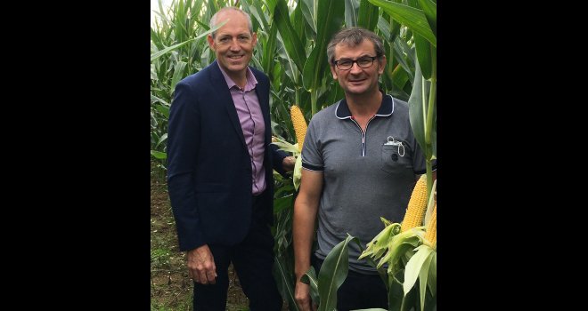 Patrice Goasmat, directeur Farmsaat France (à gauche), et Jean-Marc Dubot, agriculteur-partenaire à Guégon (56). CP : DR