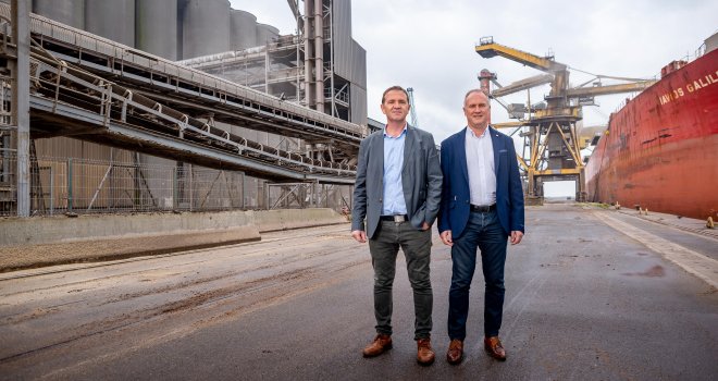 Laurent Bué (à gauche) et Joël Ratel, respectivement président et directeur général de Nord Céréales, se félicitent des volumes exportés au départ de Dunkerque pour 2019-2020 malgré la crise du Covid-19. CP : DR