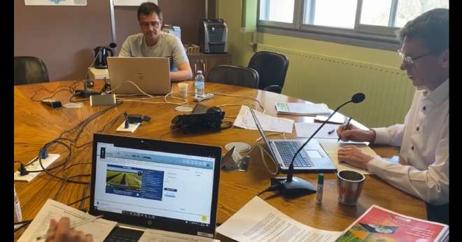 Le service agronomie d'EMC2 réuni pour répondre aux questions des adhérents lors de la diffusion du tour de plaine. CP : DR