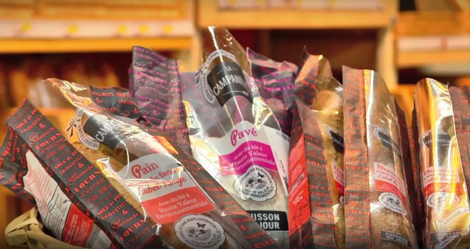 Les baguettes La Campanière CRC et HVE sont vendues dans les enseignes Intermarché. Photos : Agromousquetaires. 
