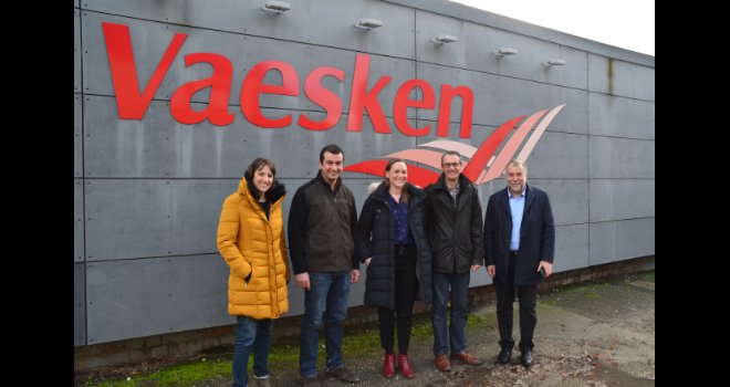 De gauche à droite : Lauriane Fortin, Jean-Guy Dequidt, Pauline Morin-Vaesken, Franck Dufour et François Gibon étaient présents chez Vaesken pour expliquer la démarche liée à la qualité de l’eau de pulvérisation. Photo : S.Bot/ATC