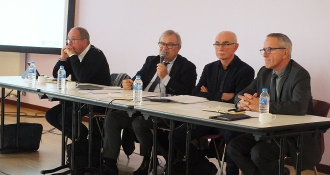 René Bartoli (deuxième à gauche), directeur général de la coopérative, a annoncé un chiffres d'affaires de 437 M d'euros, en hausse de 10 %, « l'un des meilleurs de la coopérative ». Photo : Alain Humbertclaude/Vie Agricole de la Meuse