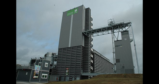 Le nouveau silo de Châteaubourg (Ille-et-Vilaine), exclusivement dédié à la bio, comprend vingt cellules de stockage d’une capacité totale de 15 000 tonnes. Il est opérationnel depuis juillet 2019. Photos : D. Bodiou/Pixel6TM