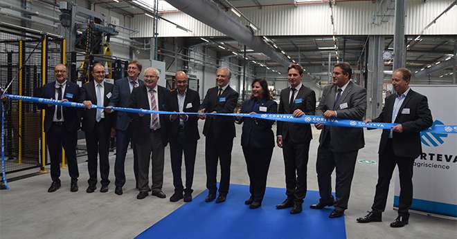 La nouvelle unité de conditionnement de Corteva Agriscience a été inaugurée le 19 septembre en présence de l'équipe dirigeante et des élus locaux. Photo : H.Flamant/Terroir Est.