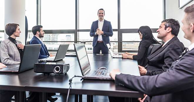 La relation de confiance se construit au fil des nombreuses rencontres entre administrateurs et administratifs. © kasto/adobe stock