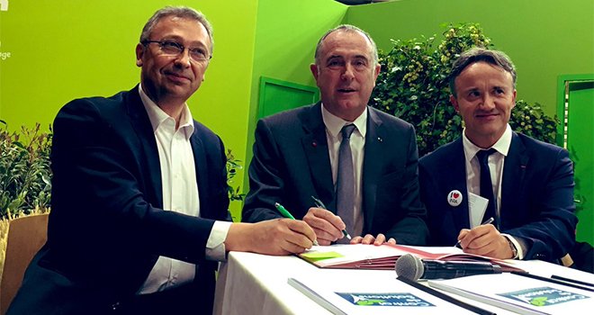 Hier, lundi 25 février 2019, Didier Guillaume, ministre de l’Agriculture et de l'Alimentation, Philippe Mauguin, P-DG l'Inra, et Éric Thirouin, de la FNSEA, ont signé le préambule du contrat de solutions. CP : Min Agri.