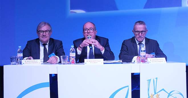 Philippe Mangin, président d'EMC2, entouré de René Bartoli, directeur général, et Patrice Brisson (à d.), directeur adjoint, lors de l'AG du 6 décembre à Verdun. Photo : Alain Humbertclaude/Vie Agricole de la Meuse.