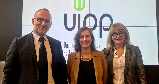 De gauche à droite : Nicolas Kerfant , président de l’UIPP, Eugénia Pommaret, directrice générale de l’UIPP et Delphine Guey, directrice de la communication et des affaires publiques à l’UIPP. © C.Lamy-Grandidier / Pixel Image 