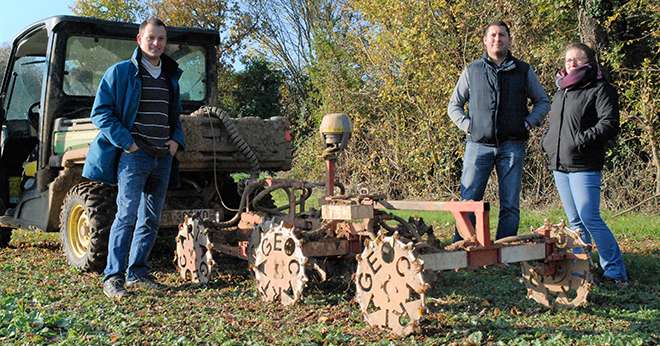De gauche à droite : Maxime Bujon et Lionel Machet, agriculteurs, accompagnés sur Fertilio e-RM par Éva Béjaud, référent expert services chez Terrena. Photo O.Lévêque/Pixel Image