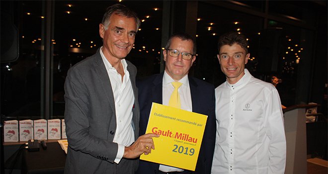 François Cholat (au centre), accompagné de Côme de Chérisey, président de Gault&Millau, et Jean Sulpice, cuisinier de l’année 2018. CP : S.Monte