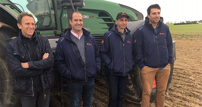 H.Sauvage/ La démarche Be Api séduit les agriculteurs. De gauche à droite, Eric Mahaut (28), Arnaud Closmenil (27), Nicolas Veil (27) et Denis Vernet (04).
