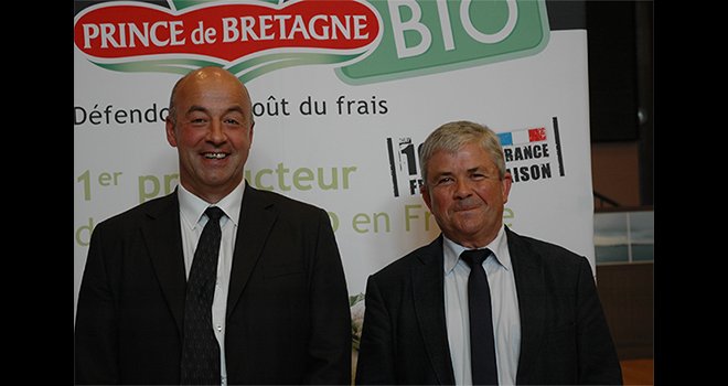 Marc Keranguéven (à gauche) succède à Joseph Rousseau à la présidence du Cerafel. CP : D. Bodiou/Pixel mage