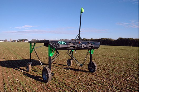 Triskalia a signé un partenariat et a investi 100 000 € aux côtés de la start-up Ecorobotix pour développer un robot de désherbage capable de travailler dans un champ d’épinards ou de haricots. ©D. Bodiou/Pixel image