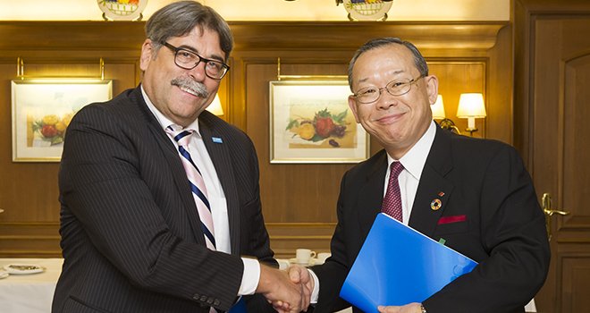 Markus Heldt (BASF) et Ray Nishimoto (Sumitomo Chemical) après la signature de l'accord de coopération. © BASF