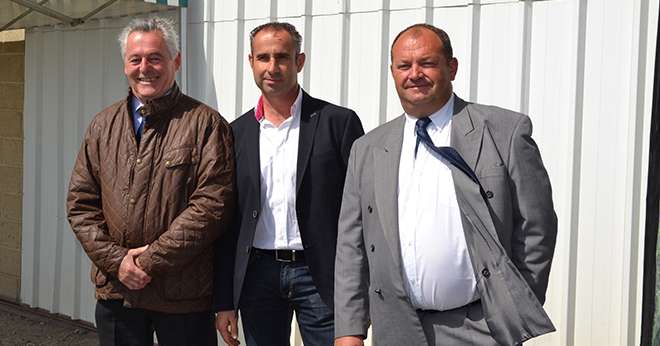 Frédéric Carré, président de la FC2A, Jean-Marie Fontaine, agriculteur et Olivier Bidaut, directeur du négoce Asel ont inauguré la ferme pilote d’Asel. © S.Bot/Pixel Image