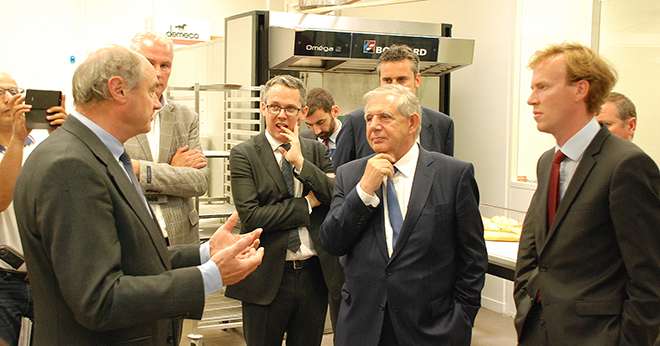 Le ministre a profité de sa venue pour visiter le laboratoire CGAC de la Scael. © A.Lambert/Pixel Image