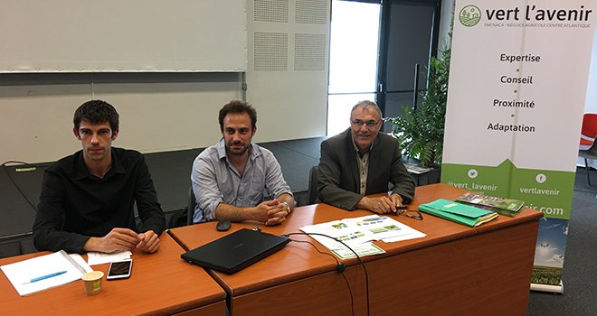 Pierre Carrère du groupe Geosys, Pierre Bertin du négoce Piveteau et Jean-Guy Valette, directeur du Naca (de gauche à droite) ont présenté l’outil Cérélia ce 22 mai. Photo : DR