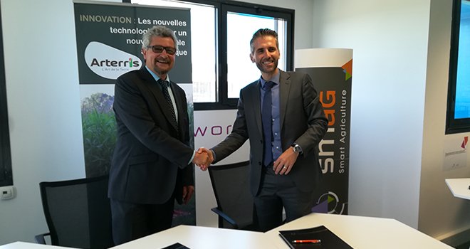 Régis Serres, président d'Arterris, et Stéphane Marcel, DG de Smag, lors de la signature de la charte de partenariat pour l'innovation. © A.Bressolier/Pixel Image