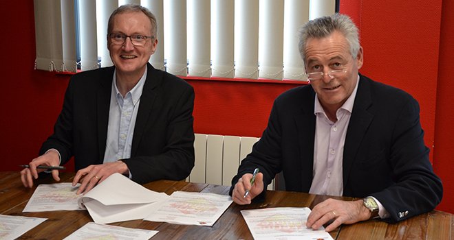 Frédéric Carré (à droite), président du groupe éponyme et Christophe Fachon, directeur de l’Isa de Lille, ont signé un partenariat ce 31 mars. Photo : S.Bot/Pixel image 