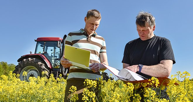 À la récupération des données des agriculteurs, certains distributeurs demandent aux techniciens de privilégier la relation de proximité sur le terrain. Photo : Countrypixel-Fotolia