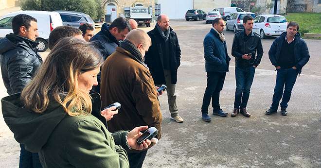 Après la théorie, les CAP d'Agrosud sont passés à la pratique, GPS en main. Photo : Agrosud