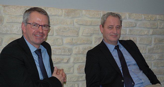 À gauche, Jean-Charles Deschamps, président de Cap Seine, et à droite, Patrick Aps, directeur général. Photo : H.Sauvage/Pixel image
