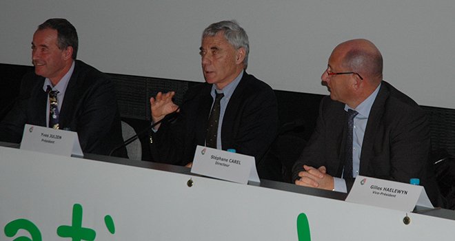 À gauche, Yves Julien, futur ex-président de la coopérative de Creully, et au centre, Stéphane Carel, directeur de la coopérative. Photo : H.Sauvage/Pixel image