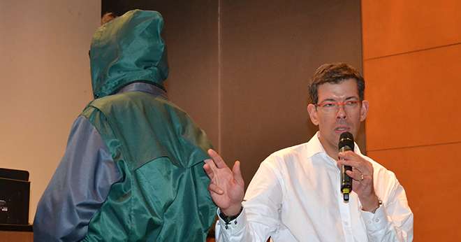 « Les EPI vestimentaires de la gamme Aegis ont un confort comparable au port d’une chemise », évoque Fabien Vermot-Desroches, responsable recherche et développement chez Axe-environnement. Photo : S.Bot/Pixel image
