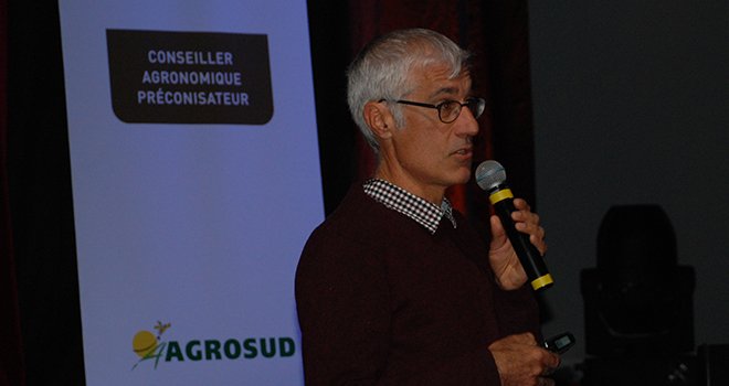 Jean-Marc Touzard, chercheur à l'Inra, est venu présenter les conséquences du changement climatique aux équipes du réseau Agrosud. Photo : A.Bressolier/Pixel Image