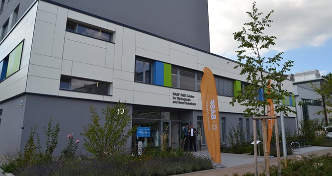 Le nouveau laboratoire de BASF est situé à Limburgerhof en Allemagne. Ce bâtiment est opérationnel depuis 2016 avec une quarantaine de collaborateurs dédiés à ces travaux. Photos : S.Bot/Pixel image