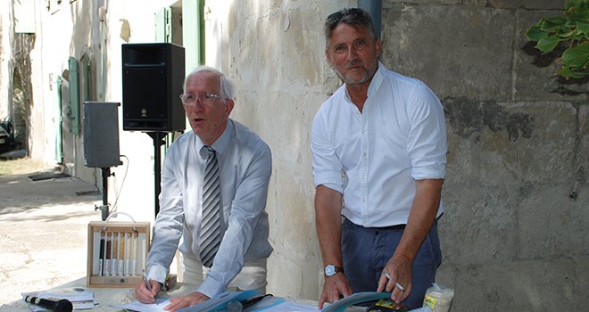 Jacques Mathieu, directeur d'Arvalis, et Bertrand Mazel, président du Centre français du riz, lors de la signature d'adossement du CFR à Arvalis. © A.Bressolier/Pixel Image