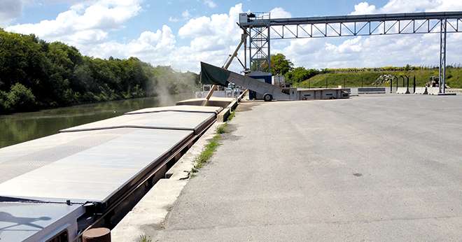 Quelques heures suffisent à un opérateur pour remplir une barge : un réel gain de temps ! Photo : Arques Céréales