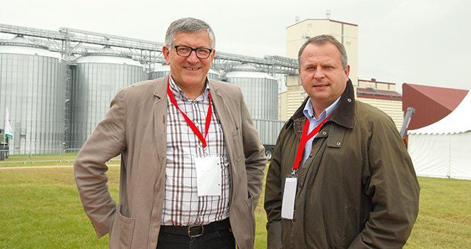Didier Boyet, directeur exploitation (à gauche), et Jean-Olivier Lhuissier,  directeur des activités agricoles, devant le nouveau silo de Vivescia à Sommesous. Photo : M. Lecourtier/Pixel image
