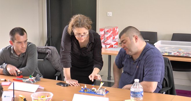 Munie de Lego, Marie Terrier a incité les participants de l’atelier sécurité organisé au sein de la coopérative EMC2 à imaginer les pratiques à mettre en place pour prévenir les accidents. Photo : EMC2