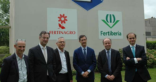 De gauche à droite : Dominique Nevoux, président du directoire 2F Ouest, Paul Joyeux, président de Fertinagro France, Alain Deschamps, directeur général de 2F Ouest, Javier Goni, président du groupe Fertiberia, Jean-Luc Pradal, DG de Fertiberia France, et Juan Navarro, directeur financier du groupe Fertiberia. Photo : D. Bodiou/Pixel image