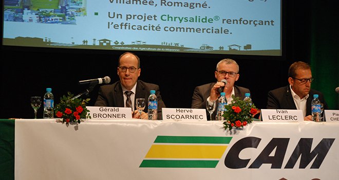 À gauche, Hervé Scoarnec, directeur, et au cente Ivan Leclerc, président de la CAM, lors de l'AG de la coopérative le 25 mai 2016. Photo O.Lévêque/Pixel Image