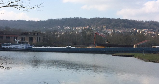 En mars dernier, Sanders Nord-Est a déchargé 1600 tonnes de tourteaux de soja au port de Frouard (Meurthe-et-Moselle) plutôt qu’à Gand (Belgique). Une opération qui a permis d’économiser 20 tonnes de CO2. Photo : Sanders Nord-Est