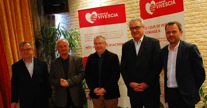 De gauche à droite : Marc Menu, président du Réseau entreprendre Champagne-Ardenne ; Marcel Ceunebroucke, président de l’association Le Cœur de Vivescia ; Régis Mérand, directeur RSE de Vivescia ; Pascal Prot, président du groupe coopératif Vivescia ; et Hugo Gali, directeur du Réseau entreprendre. Photo : M.Lecourtier/Pixel image