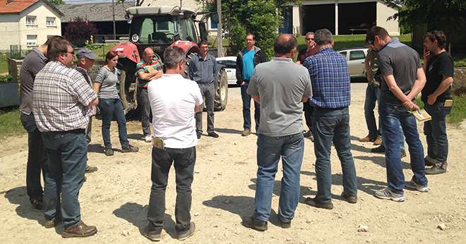 Les agriculteurs engagés dans les GIEE formaient déjà des collectifs investis dans des actions variées. Ici, le groupe Écophyto se réunissait à Bouvron (54) le 22 mai 2015 pour visiter une exploitation bio. Photo : EMC2