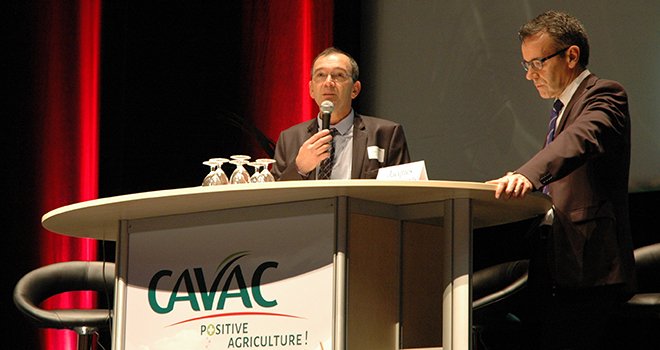 « La Cavac affiche de belles performances sur 2014-2015, en raison de sa polyvalence », ont soutenu Jérôme Calleau, président de la Cavac (à gauche), et Jacques Bourgeais, le directeur, lors de l’AG du 11 décembre 2015. Photo : O.Lévêque/Pixel Image
