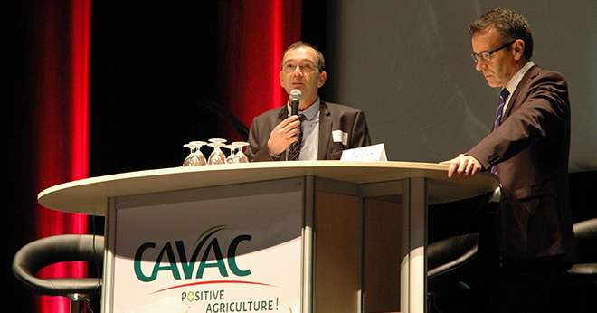 « La Cavac affiche de belles performances sur 2014-2015, en raison de sa polyvalence », ont soutenu Jérôme Calleau, président de la Cavac (à gauche), et Jacques Bourgeais, le directeur, lors de l’AG du 11 décembre 2015. Photo : O.Lévêque/Pixel Image